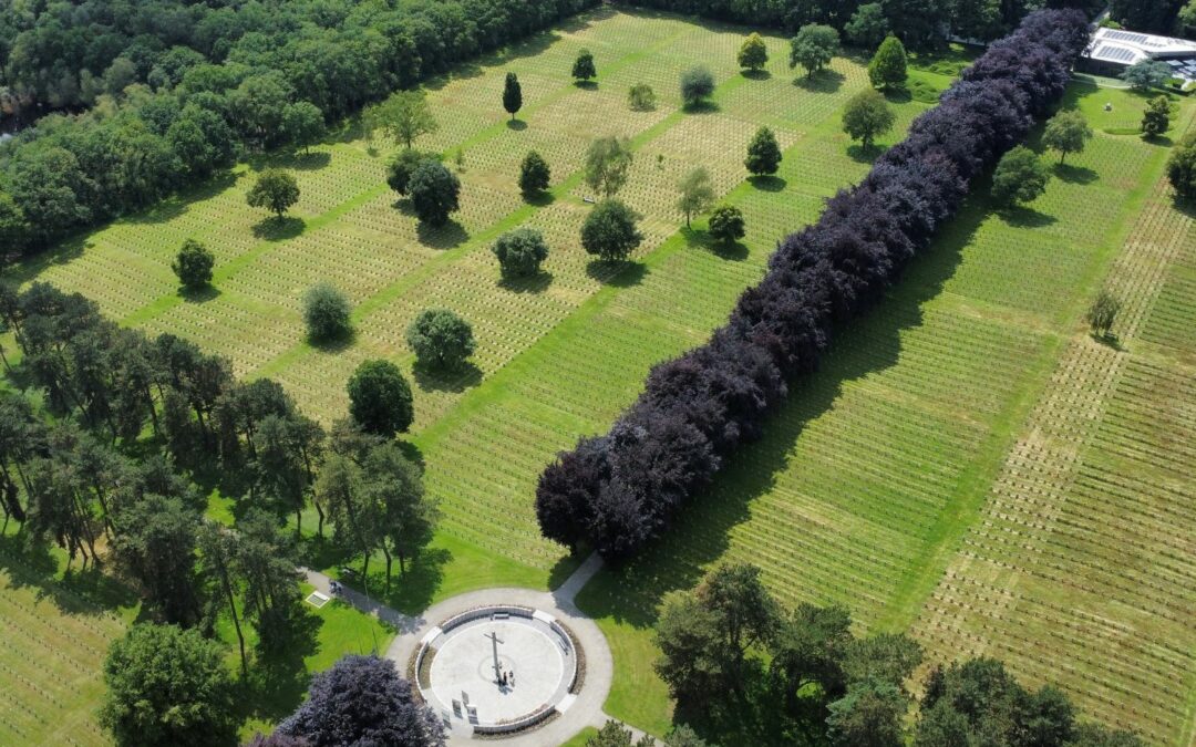 BESUCH BEIM WELTKRIEGSFRIEDHOF