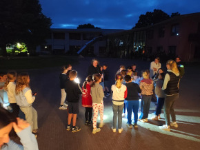 SCHULE BEI NACHT