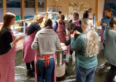 KERZENZIEHEN FÜR DEN ADVENTSBASAR